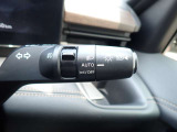 オートライト機能が装備されており暗い場所に入ると車両が検知しライトのON・OFFを自動的に切り替えてくれますので非常に便利な装備です♪