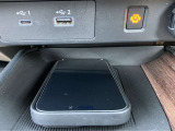 ◆ワイヤレス充電器/HDMI端子/USB電源ソケット◆スマートフォンのワイヤレス充電器をセンターコンソールに装備!スマートフォンを置くだけで、USBコードを接続することなく手軽に充電を行えます。