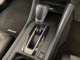 CVT車のセレクトレバーです。低速から高速まで、変速ショックのないスムーズな走りを実現するとともに、エンジン効率のよい領域を維持することで燃費にも貢献します。