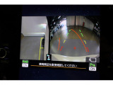 後退時には大型ディスプレイに後方の映像とアシストラインが表示されます