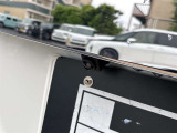【バックカメラ】後退時に車両後方の映像をモニターに映す機能。目視できない死角を確認でき、衝突事故を防ぎます。駐車が苦手な方だけでなく全てのドライバーに必須の安全装備です。