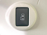 【パワースライドドア】スマートキーや運転席のスイッチでスライドドアの開閉が可能♪電動だから力を入れてドアを開ける必要が無く、小さいお子様でも、重い荷物を持っている時もラクに開け閉めできます♪