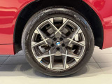 BMWの純正アロイホイールは軽量かつ強度にも優れているホイールで走行性能を引き上げる設計になっております。足元にもBMWは妥協がなくこだわっている個所になります。