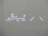 カラーヘッドアップディスプレイ付き。少ない視線移動で情報を確認できるので、運転の疲労軽減に繋がりますよ♪