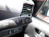 オートライト機能が装備されており暗い場所に入ると車両が検知しライトのON・OFFを自動的に切り替えてくれますので非常に便利な装備です♪