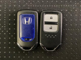 スマートキーを装備しています。鍵を差し込むことなくドアロックの開け閉めと、スタートボタン操作でのエンジンスタートができます。スペアキーも同じものを用意しております。