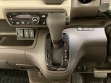CVT車のセレクトレバーです。低速から高速まで、変速ショックのないスムーズな走りを実現するとともに、エンジン効率のよい領域を維持することで燃費にも貢献します。