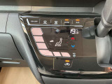 タブレット端末のようなタッチパネル式のオートエアコン採用。凹凸のない滑らかな表面で操作感を高めています。