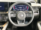 インテリアに合わせたデザインのステアリングは、運転される方のことも考え、運転しやすい形状、大きさです。是非一度、実際に触ってお確かめください。