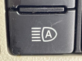 【オートハイビーム(AHB)】フロントウインドウガラス上部に設置された前方カメラにより、前方車両のランプや街路灯などの明るさを判定し、自動的にハイビームとロービームを切り換えてくれます!