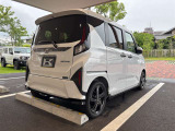 スタイルの良さが伝わる右後方アングル。リアの迫力と側面ライン、角の状態までまとめて確認。