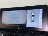 パノラミックビューモニターを装備。駐車場や交差点でクルマを真上から見るように周囲を確認できます。機能の詳細は販売店スタッフまでおたずねください。