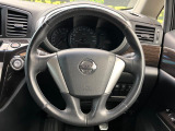 インテリアに合わせたデザインのステアリングは、運転される方のことも考え、運転しやすい形状、大きさです。是非一度、実際に触ってお確かめください。