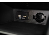 小物の収納に便利なセンタートレイには携帯等のデバイスの充電可能なUSB出力電源付です。