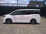 両側パワースライドドア付きだから、狭い駐車スペースなどでの 乗り降りラクラク!小さなお子さまのいるご家庭には嬉しい装備。