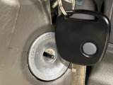 【キーレス】少し離れた場所からでもボタン一つでドアの開錠・施錠ができるのでとっても便利!ドアの鍵穴周りに傷をつけることもありません♪