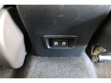 後部席へ乗車して携帯電話などを充電する時に前から配線を伸ばすとごちゃごちゃして邪魔になりがちですよね。そんな煩わしさを解消する後席側USBポート☆