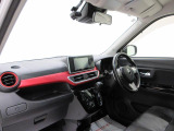 ダイハツのお店では、ダイハツ車を知り尽くしたプロフェッショナルが、専用の診断機器を使って各システムを点検しております。