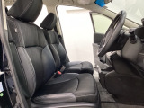 座面も厚みがあり背もたれも高く、広い足元にゆったり座れるシートです。運転席と助手席の間が空いている為、助手席側への移動がスムーズです。交通量の多い道でも助手席側から乗り降りができます。