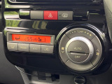 【オートエアコン】一度お好みの温度に設定すれば、車内の温度を検知し風量や温度を自動で調整。暑い&hellip;寒い&hellip;と何度もスイッチ操作をする必要はありません。快適な車内空間には必須の機能ですね♪
