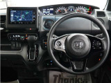 運転にかかわる様々な操作を安全に行えるように視点移動が少なく、操作性に配慮されたスイッチ類が凝縮されたコクピットです。