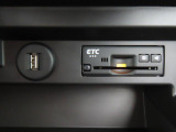 インパネアッパーボックスには充電ができる【USBソケット】★高速道路の出入りができる【ETC】があります