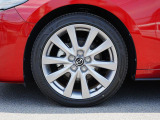 18インチ純正アルミホイールを装備。タイヤサイズは215/45R18となります。