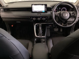 車内は光触媒抗菌消臭施工済です。スタイリッシュなデザインでスポーティなインパネ周りを演出します。グローブボックスやカップホルダーのほかにトレーなどたくさんの収納スペースが付いています。