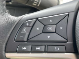 ハンドルから手を離さずにオーディオの操作ができるステアリングスイッチ付