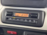 【オートエアコン】一度お好みの温度に設定すれば、車内の温度を検知し風量や温度を自動で調整。暑い&hellip;寒い&hellip;と何度もスイッチ操作をする必要はありません。快適な車内空間には必須の機能ですね♪