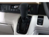 インパネシフトだから視線の移動も少なく足元もスッキリ♪運転席もゆったりしているのでゆとりを持ってドライブできますね!