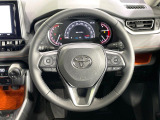インテリアに合わせたデザインのステアリングは、運転される方のことも考え、運転しやすい形状、大きさです。是非一度、実際に触ってお確かめください。