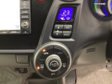 オートエアコンがついてますので、お好みの温度をセットするだけで風の強さや風量を自動で調整します。スイッチやダイヤル類も簡単操作で快適に過ごせます。