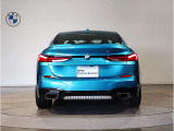 BMWのテールランプはプレスラインへと続く形状のため、統一感のある綺麗なラインを演出しております。