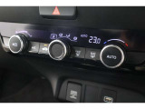 フルオートエアコンが装備されています!お好みの温度設定をするだけでエアコンの風量やモードの切り替えを自動でコントロールしてくれます!ユーザーの操作が少なく燃費走行にもつながります!