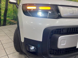 【LEDヘッドライト】悪天候や夜間走行時も良好な視界を確保し安心して運転できる高輝度LEDヘッドライトを装備!点灯速度が早く、消費電力も抑えられています。