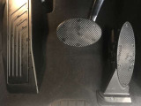 【ペダル】BMWはオルガン式アクセルペダルを採用しています。踏み込む足とペダルが同じ軌跡を描くため、かかとがずれにくく、アクセルコントロールがよりしやすくなるメリットがあります。