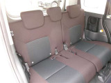 大人でも十分な後席空間です。近場はもちろん、長距離の移動でも楽ですね!