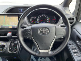【純正革巻きステアリング】上質な革を使用することで、手にしっかり馴染みとても運転しやすいハンドルです♪