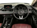 【運転席インテリアデザイン】左右対称のインテリアデザインでドライバーを包み込み運転に集中できるように設計されています。