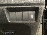 VSA装備車です。VSAはドライバーの操作と車の動きを見守っています。もし車の挙動が乱れたとき、4輪別々にブレーキをかけたり、エンジンパワーをしぼることによって車を安定させます。