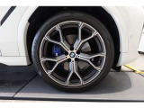 【BMWアロイホイール】軽量かつ強度に拘ったアロイホイール。走行性能ポテンシャルを引き出す設計。タイヤのサイドウォールが強化されたランフラットタイヤは、パンク時にタイヤがつぶれてもリムから外れません。