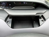 ステアリング奥にちょっとした小物入れスペースがございます♪USBソケットもついて便利☆