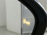 隣車線を走る車両をレーダーで検知し、ドアミラーでは確認しにくい後側方エリアに存在する車両に加え、急接近してくる車両も検知します。車両を検知するとドアミラーに搭載されたLEDインジケーターが点灯します。