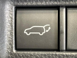 【ハンズフリーパワーバックドア】リアバンパー下部に足先を出し入れするだけでバックドアが自動で開閉♪両手が荷物でふさがっている時でもラクラク開閉操作が行えます!
