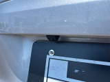 【バックカメラ】後退時に車両後方の映像をモニターに映す機能。目視できない死角を確認でき、衝突事故を防ぎます。駐車が苦手な方だけでなく全てのドライバーに必須の安全装備です。