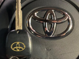 【キーレス】少し離れた場所からでもボタン一つでドアの開錠・施錠ができるのでとっても便利!ドアの鍵穴周りに傷をつけることもありません♪
