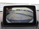 カラーで後方映像をモニターに映し出してくれるので、ショッピングモールのような狭い駐車場であったとしても障害物を見つけ、楽々駐車することができますね。