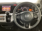 【ハンドル】運転にかかわる様々な操作を安全に行えるように視点移動が少なく操作性に配慮されたスイッチ類が凝縮されたコックピットです。