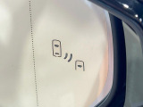 【ブラインドスポットモニター】走行中、ドアミラーの死角になりやすい箇所に後続車が接近するとサイドミラーのレンズに警告を表示!ドライバーに注意喚起をしてくれます。